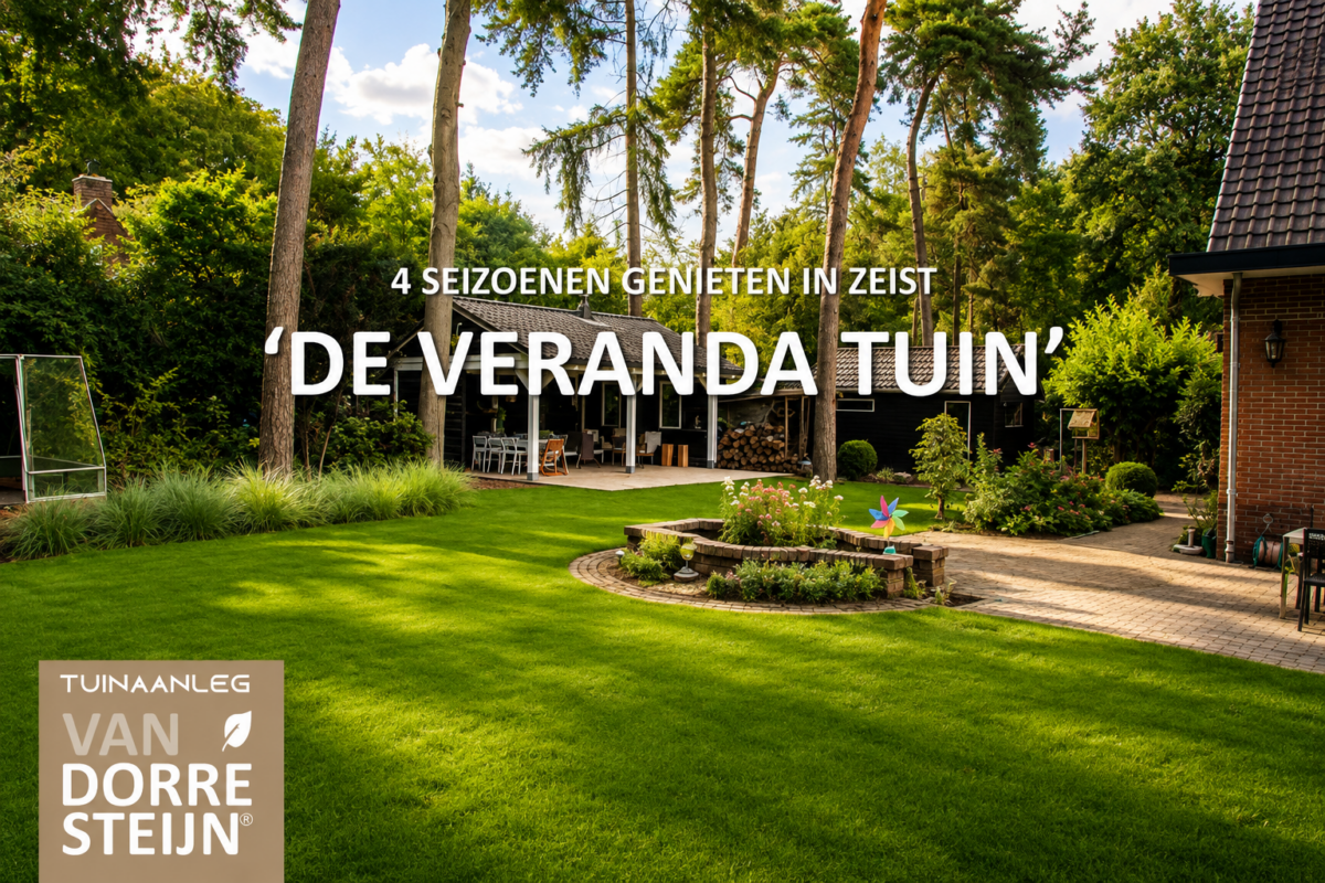 Grote groene achtertuin met strak gazon, weelderige plantenborders en een luxe houten veranda in Zeist
