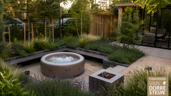 Moderne loungetuin in Soest met een ronde jacuzzi, ingegraven zithoek en sfeervolle plantenborders