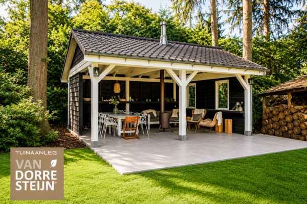Luxe zwarte houten veranda met eethoek, lounge en kachel in een grote verandatuin in Zeist