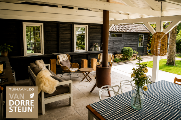 Gezellige zitplek onder een overkapte veranda in een luxe verandatuin in Zeist